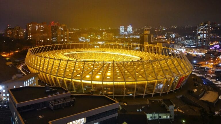 أفضل 10 ملاعب كرة قدم في العالم لعام 2025 - ستاد في الليل