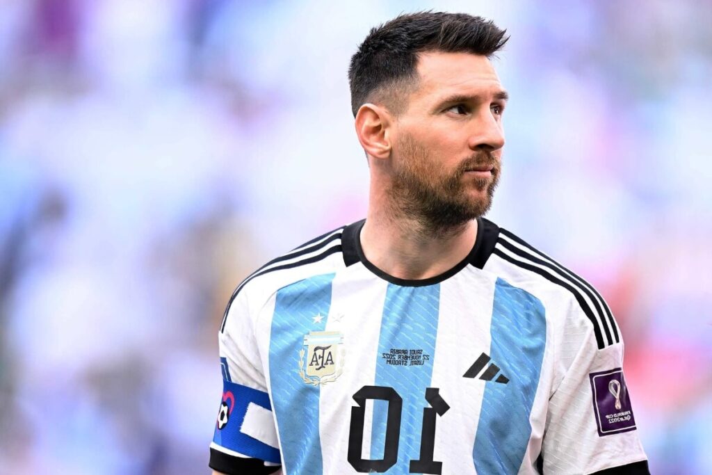 البرغوث الأرجنتيني الليونيل ميسي بزي الأرجنتين