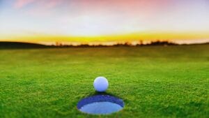 رياضة الجولف: دليل شامل لفهم اللعبة وإتقانها