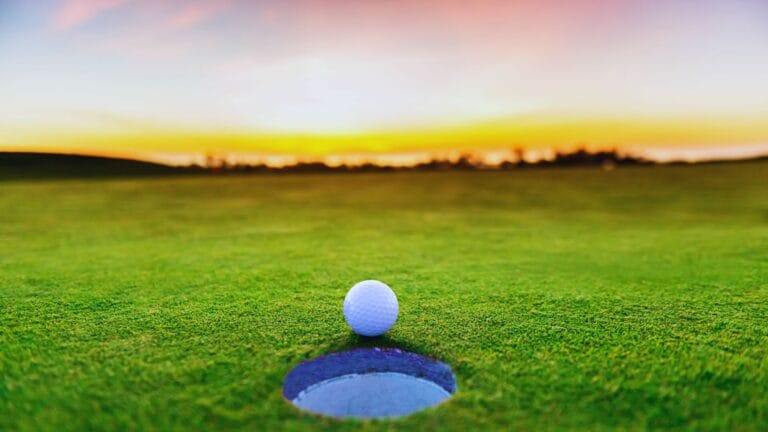 رياضة الجولف دليل شامل لفهم اللعبة وإتقانها - كرة جولف