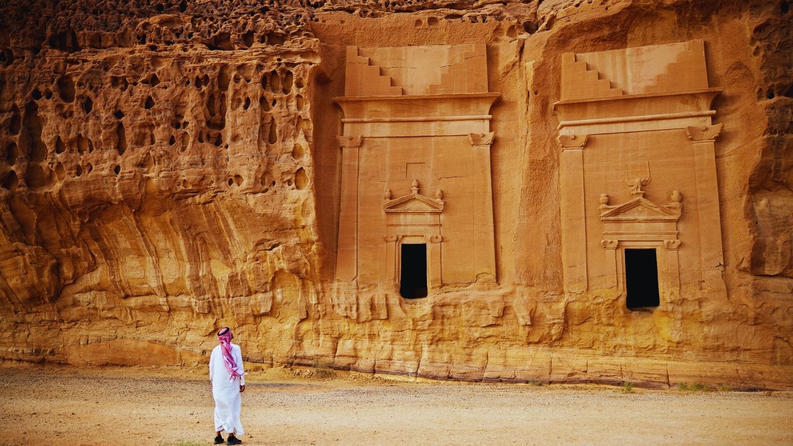 الجبل الأحمر من أبرز الوجهات السياحية في مدينة العلا السعودية