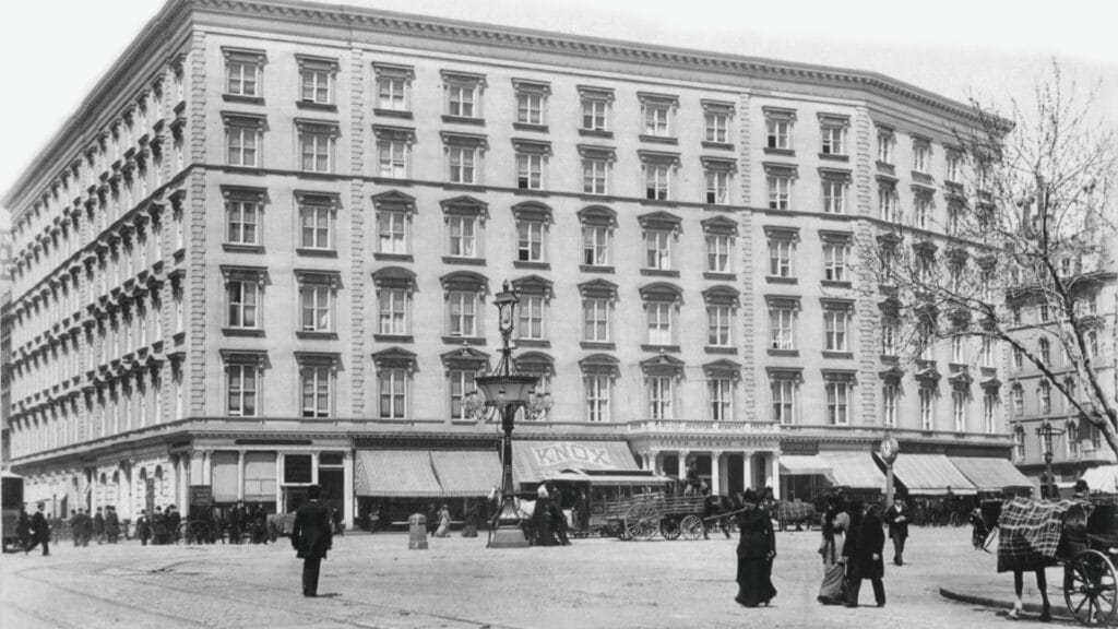 صورة تاريخية لفندق Fifth Avenue Hotel في نيويورك، أول فندق في التاريخ استخدم مصعدًا لنقل الضيوف عام 1893، مما شكّل نقطة تحول في تطور الفنادق الحديثة.