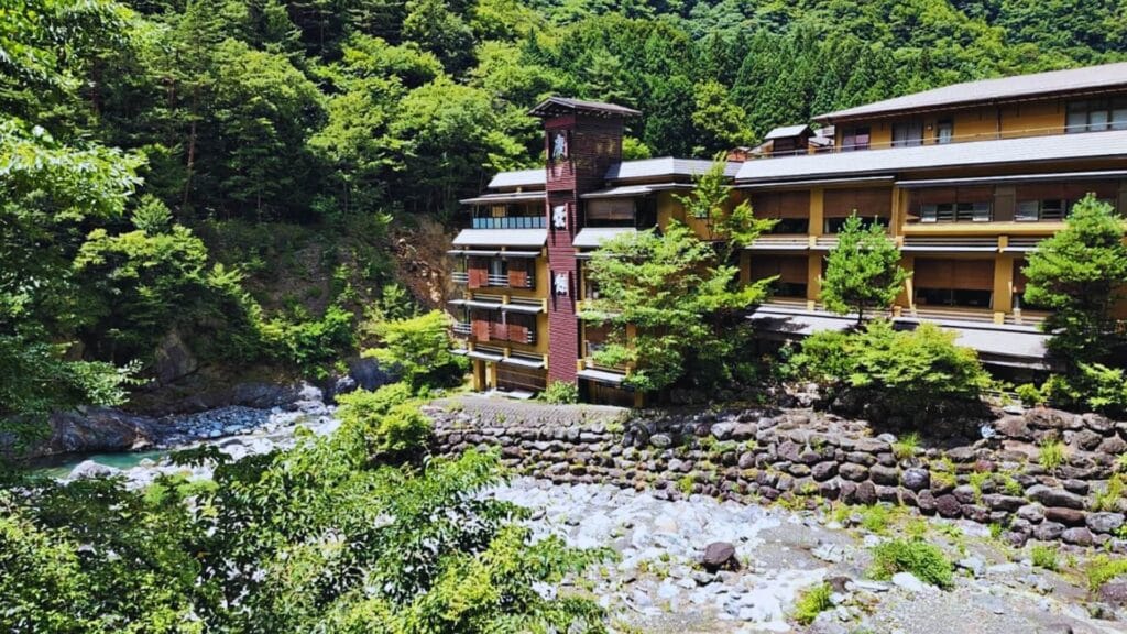 فندق Nishiyama Onsen Keiunkan أقدم فندق تقليدي في اليابان يقع وسط الجبال ويضم ينابيع أونسن طبيعية
