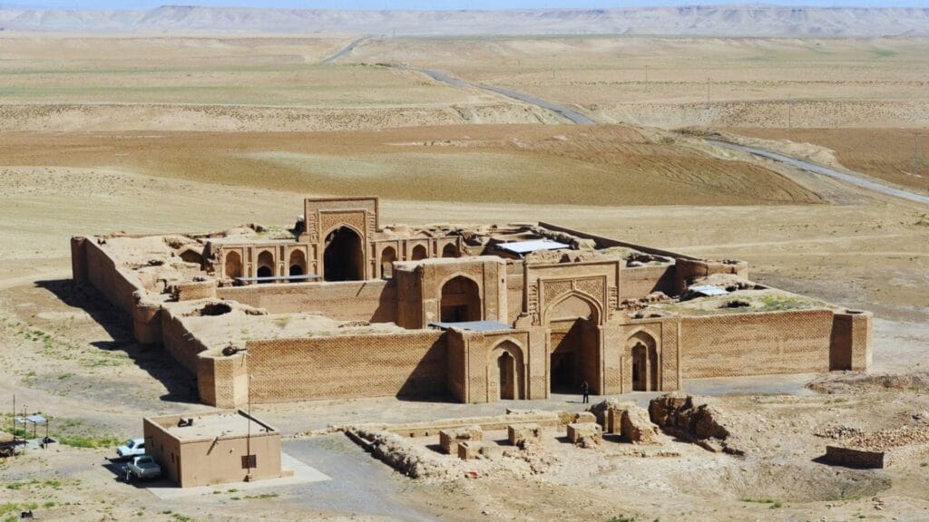 رباط شرف أحد أشهر خانات القوافل في إيران يعود للعصر السلجوقي ويقع على طريق الحرير التاريخي، يتميز بعمارة إسلامية وزخارف طوبية فريدة