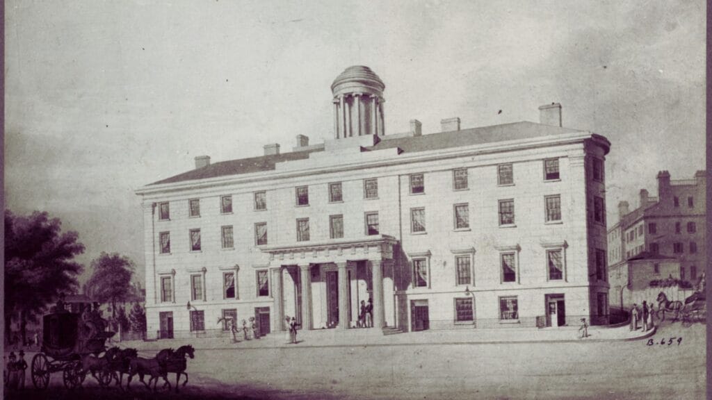 صورة تاريخية لفندق تريمونت هاوس في مدينة شيكاغو خلال القرن التاسع عشر، تُظهر الواجهة الكلاسيكية للفندق وعربات الخيول أمامه، كأحد أوائل نماذج الفنادق الفاخرة الحديثة في الولايات المتحدة.