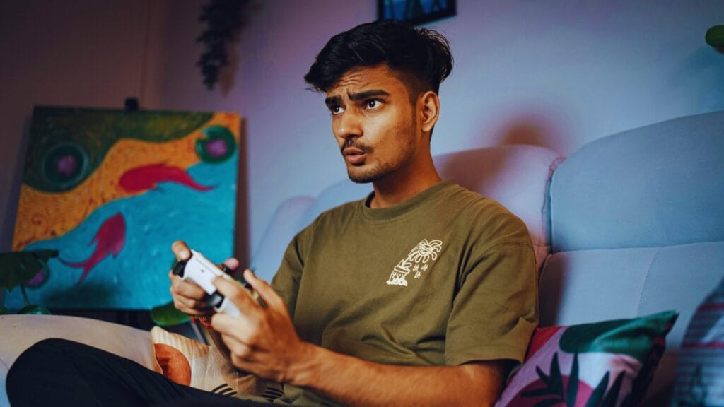 شخص-يلعب-بالكونسل-ما-هو-الجيمينج-دليلك-الشامل-لدخول-عالم-الألعاب-الإلكترونية