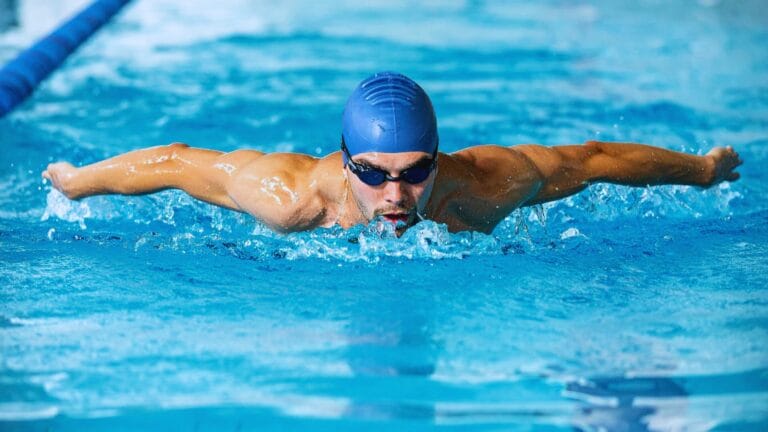 دليلك الشامل عن رياضة السباحة لكي تصبح سباحا ماهرا