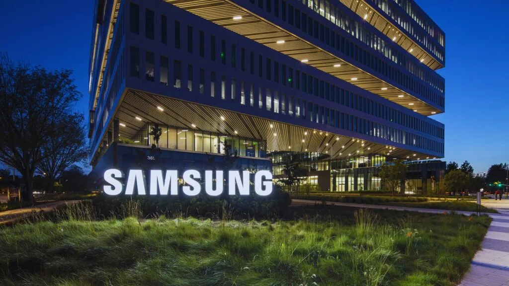 مقر شركة Samsung Electronics America الرئيسي في مدينة سان خوسيه، كاليفورنيا، بتصميم معماري حديث مضاء ليلًا، يعكس ريادة سامسونج في الإلكترونيات، أشباه الموصلات، والتقنيات الذكية.