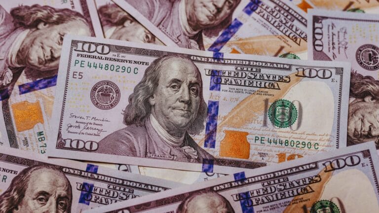 صورة لورقة من فئة المئة دولار أمريكي