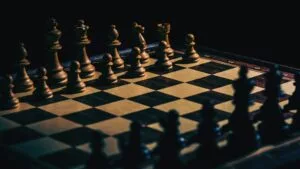 ما هو الشطرنج؟ كل ما تحتاج لمعرفته عن تاريخ اللعبة، قوانينها، وخطوات احترافها