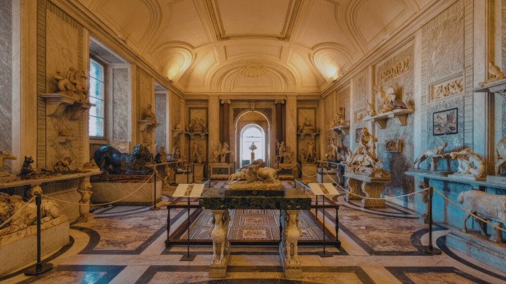 صورة داخليه لمتحف به مجموعة من الأثار المتنوعة