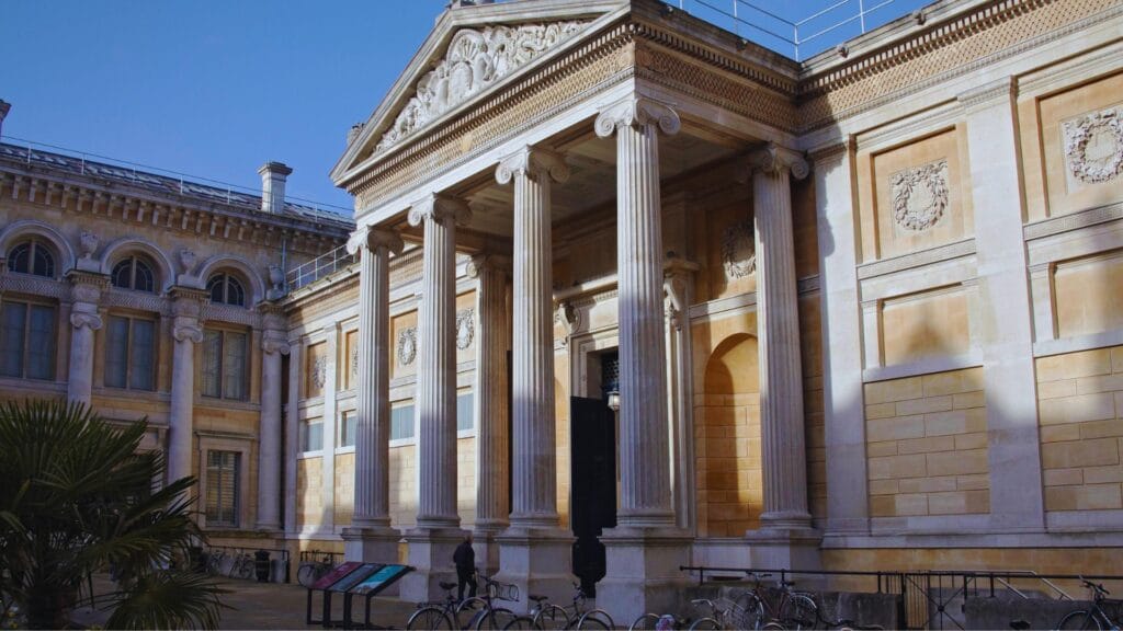 صورة توضح متحف أشموليان الجامعي العريق