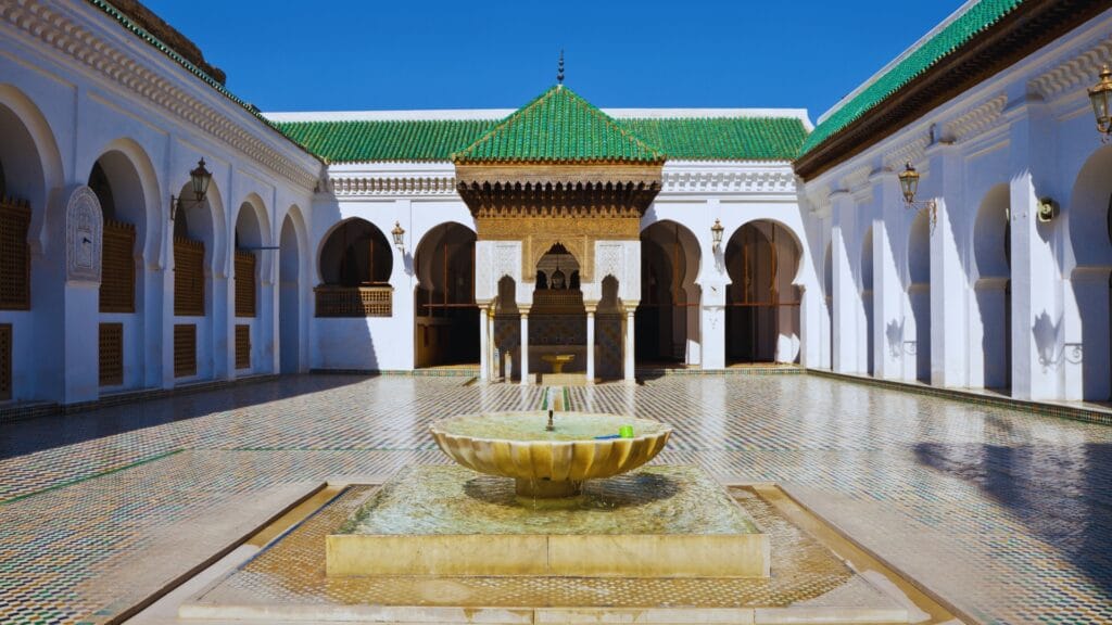 جامعة القرويين التاريخية في فاس، المغرب، مع النافورات وبلاط الزليج والأقواس الأندلسية.