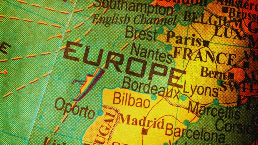 خارطة يظهر بها كلمة أوروبا وفي خلفيتها دول غرب أوروبا إسبانيا والبرتغال وفرنسا.
