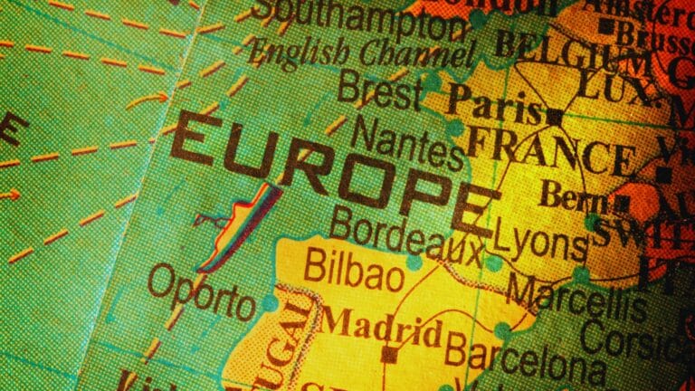 خارطة يظهر بها كلمة أوروبا وفي خلفيتها دول غرب أوروبا إسبانيا والبرتغال وفرنسا.