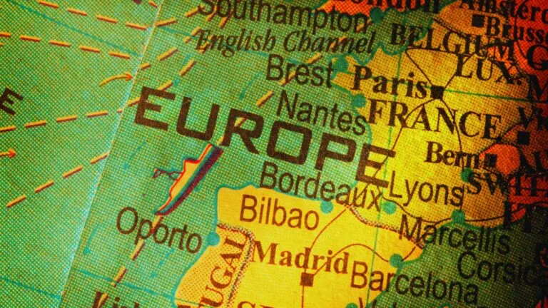خارطة يظهر بها كلمة أوروبا وفي خلفيتها دول غرب أوروبا إسبانيا والبرتغال وفرنسا.