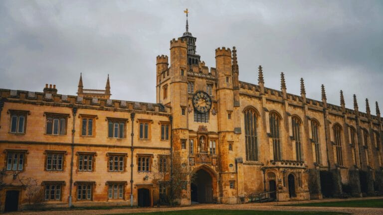 واجهة معمارية قديمة لجامعة أكسفورد تمثل تاريخ الجامعات العريق في العالم
