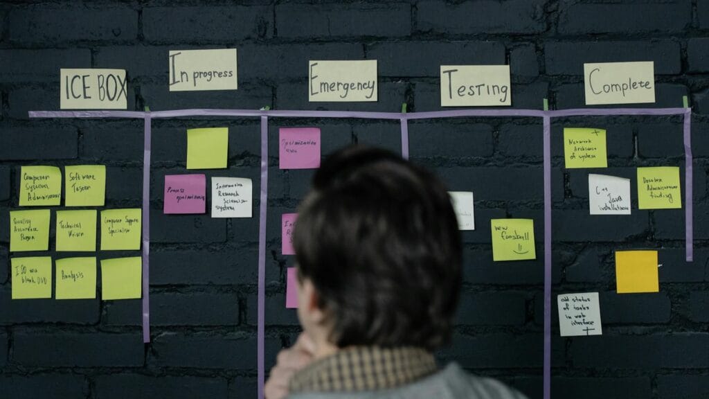 رائد أعمال يدون فجوات السوق ويفكر في المشكلة أولاً لتأسيس فكرة Startup قوية.