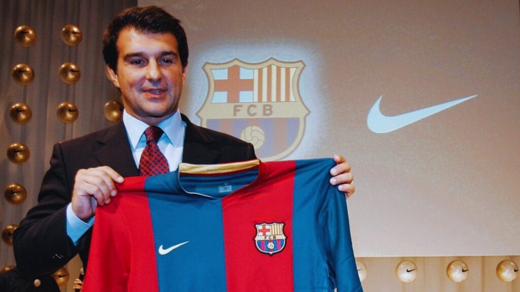 صورة تظهر خوان لابورتا رئيسا لبرشلونة في ولايته الأولى يحمل قميص النادي