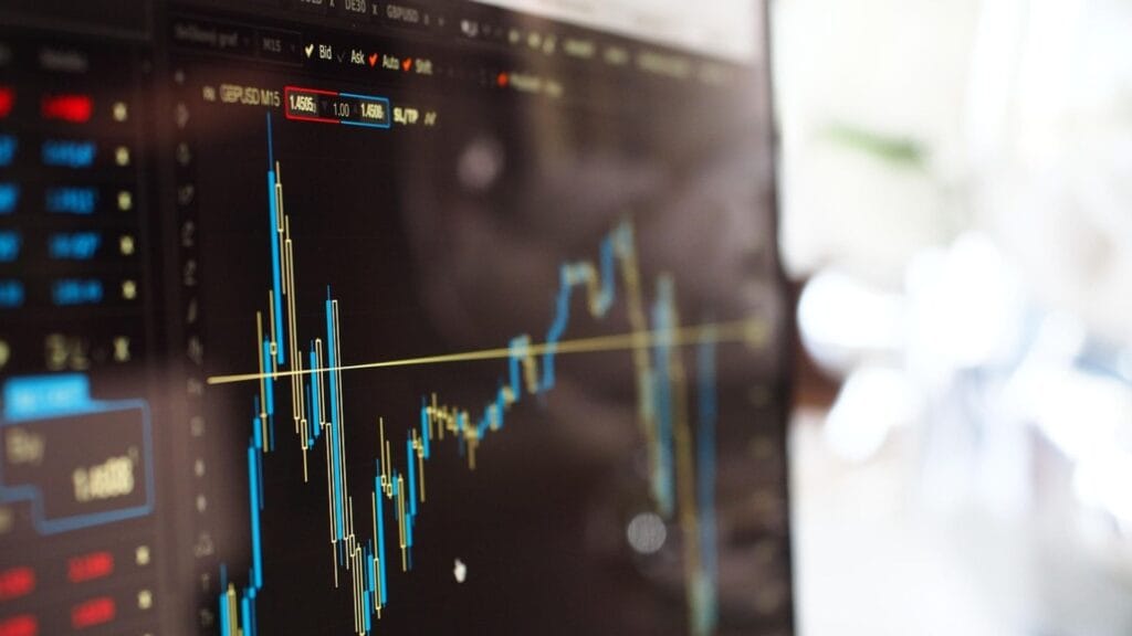 شاشة تداول إلكترونية تعرض مؤشرات البورصة والأسهم، توضح كيفية عمل سوق الأوراق المالية للمبتدئين خطوة بخطوة.